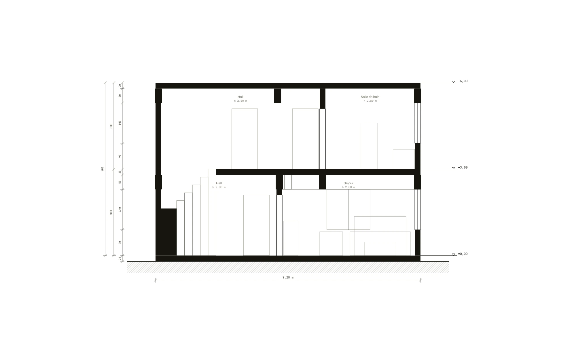 Coupe A–A : escalier, hall et salle de bain, hauteurs d’étage et cotes de niveau